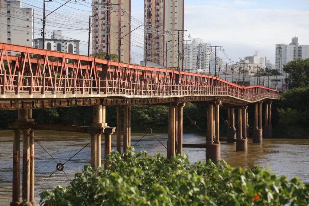 Imagem mostra a Ponte Barcelos Martins, em Campos