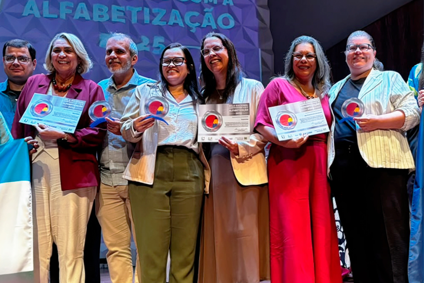 Mulheres com o selo Prata no Compromisso Nacional com a Alfabetização 2025