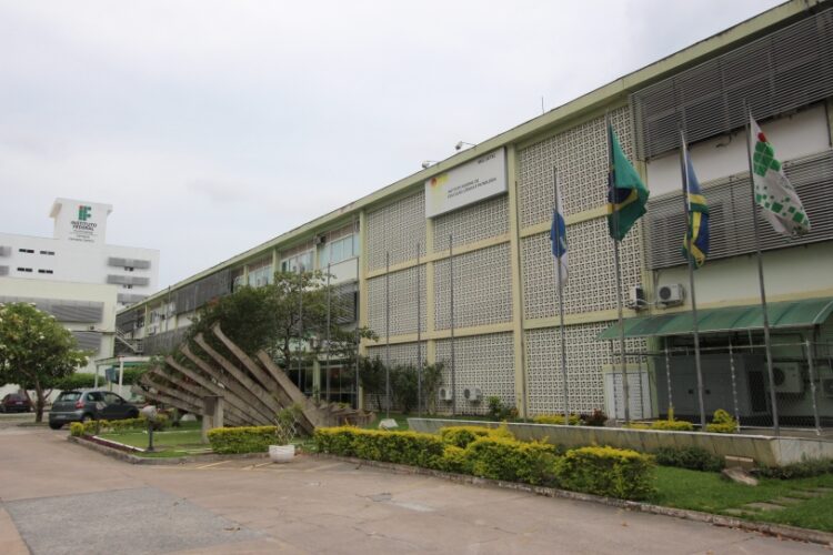 Foto mostra faixada do IFF Campus Campos Centro. 