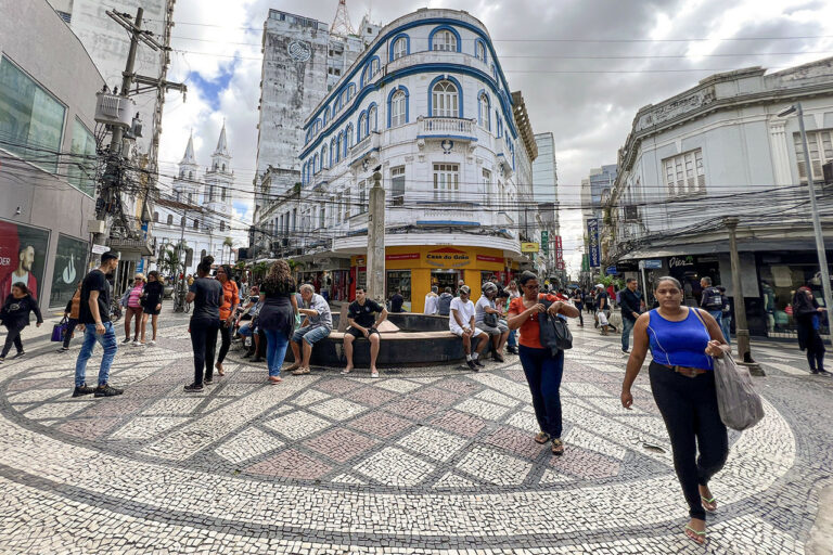Imagem mostra Calçadão de Campos, no Centro da cidade, movimentado.