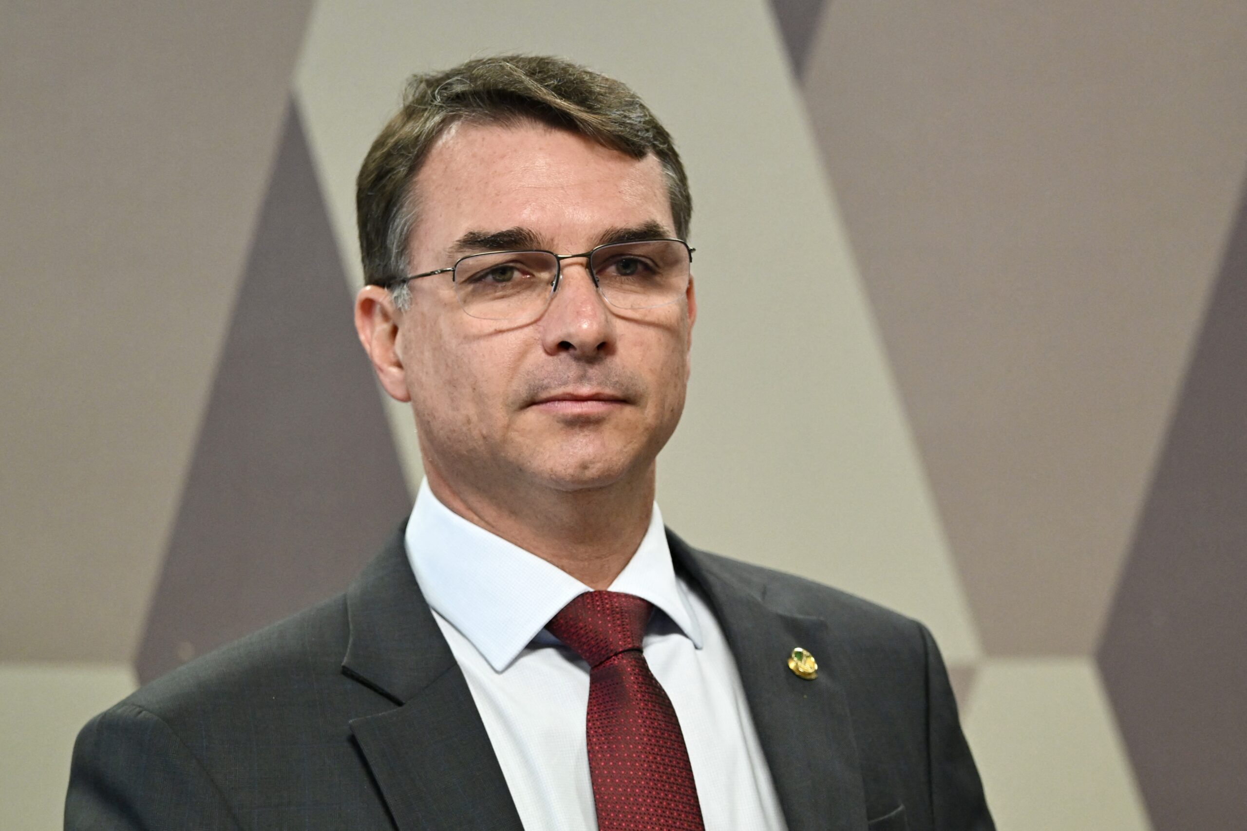 Mendonça incluiu Flávio Bolsonaro como investigado no caso Dark Horse