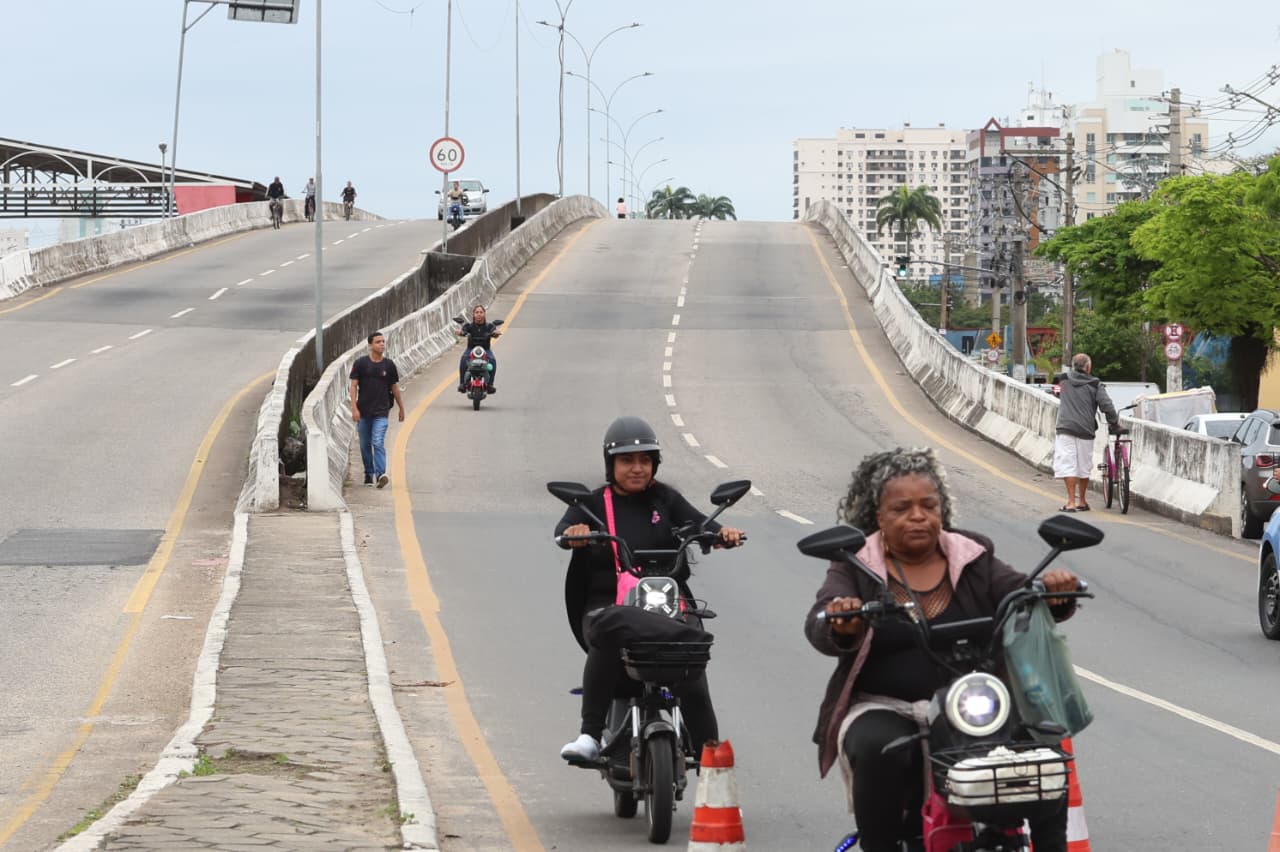 Ciclistas e pedestres aprovam primeiro dia de travessia pela Ponte Leonel Brizola